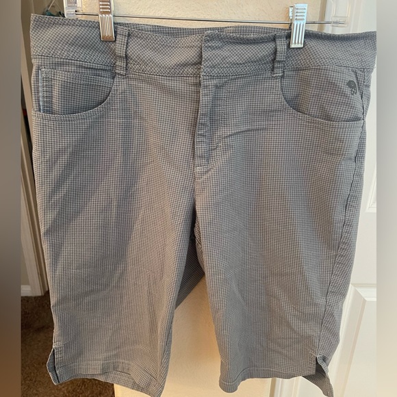 Mountain Hardwear Women’s Bermuda Style‎ Shorts size 10 - Picture 1 of 4